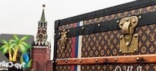 Чемодан Louis Vuitton на Красной площади стал туристической достопримечательностью